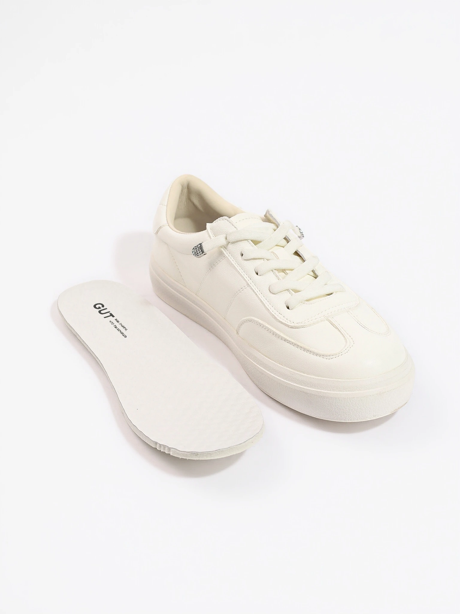 Кеды белого цвета на низкой подошве